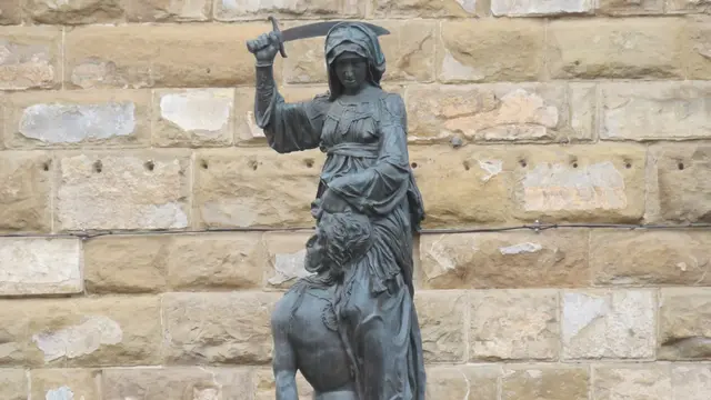 02.06.2026 Diese Bronzestatue ist das Werk "Judith und Holofernes" von Donatello. Sie befindet sich auf der Piazza della Signoria in Florenz. 
Die Skulptur aus dem 15. Jahrhundert stellt die Enthauptung des assyrischen Generals Holofernes durch Judith dar.