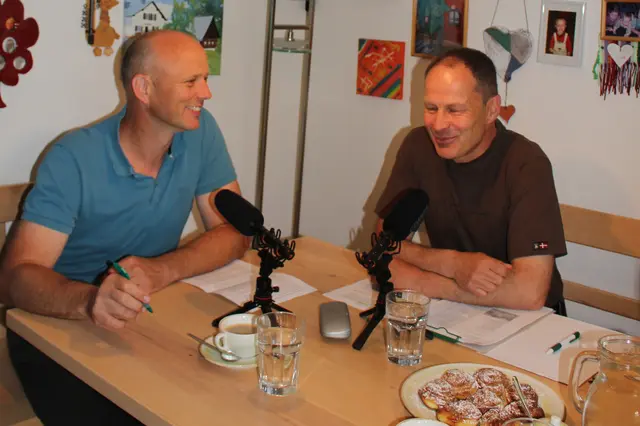 Alois Kiegerl (l.) bei den Podcast-Aufnahmen für den Leopold Stocker Verlag, hier mit Forstwirt, Jäger und Züchter Konrad Liebchen, der als Moderator fungiert. | Foto: Karin Ch. Taferner