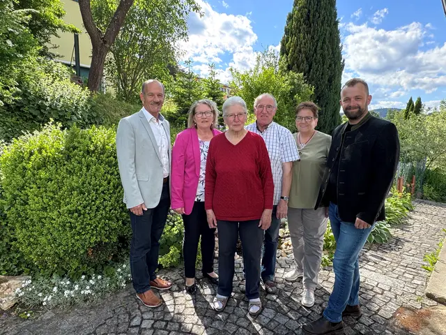 Bürgermeister Ewald Fröschl, Brigitta Wagner (Obfrau NÖ Senioren), Maria Schally (Jubilarin) Karl Schally (Ehegatte) Anna Wagner (NÖ Senioren) Geschäftsführender Gemeinderat Werner Vogl (v.l.). | Foto: Marktgemeinde Schönbach