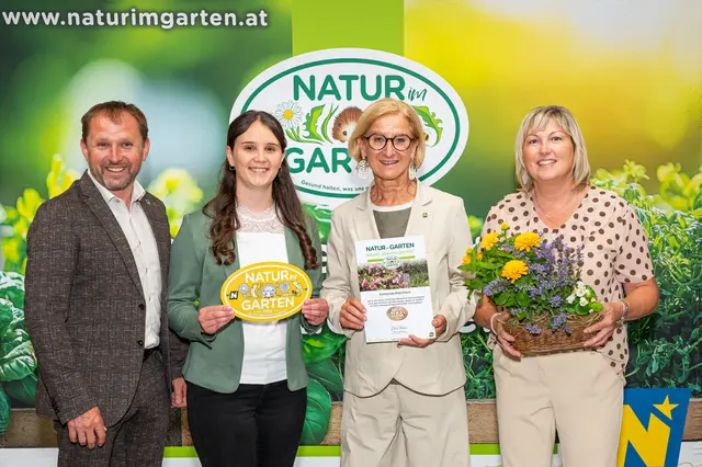 Biberbach: Vizebürgermeister Maximilian Soxberger, Gemeinderätin Carina Kammerhofer, Landeshauptfrau Johanna Mikl-Leitner und Geschäftsführende Gemeinderätin Maria Bühringer. | Foto: „Natur im Garten“ / J. Ehn