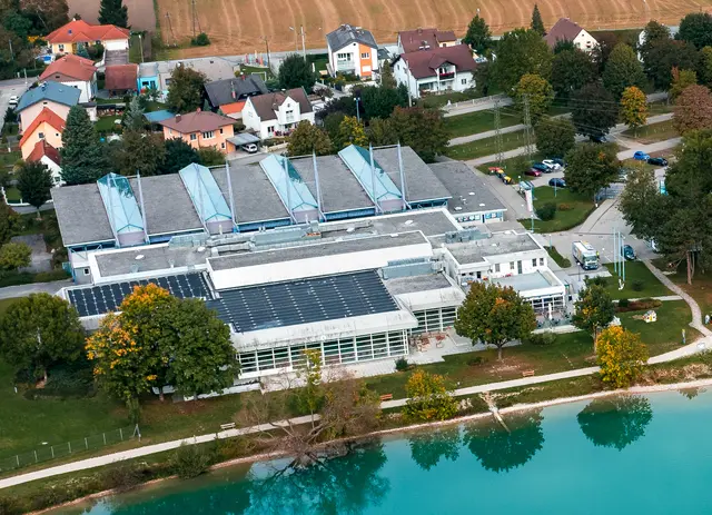 Sorgenkind Trauner Badezentrum: Es ist Gefahr im Verzug. Eine Sanierung bringt nichts mehr, ein Neubau muss her. | Foto: Pressedienst Stadt Traun