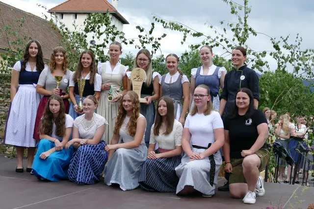 Die erfolgreichen Fußballerinnen der LFS Vorau mit ihren Lehrerinnen | Foto: Putz