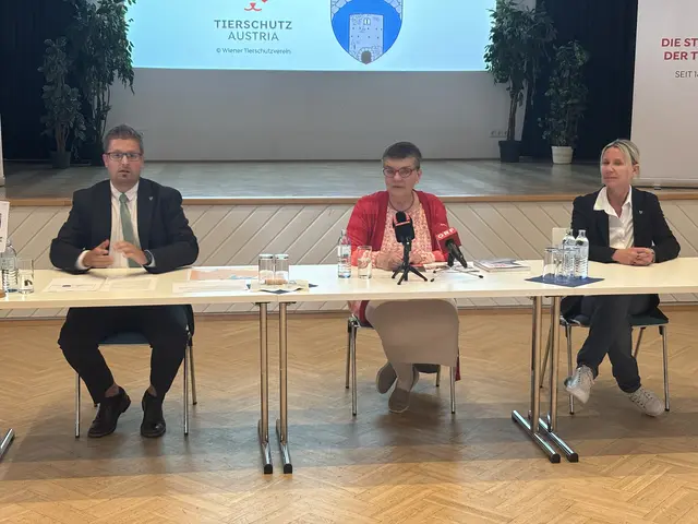 Bürgermeister Florian Pfaffelmaier, TSA-Präsidentin Madeleine Petrovic und Tierschutzbeauftragte Pamela Zezula- Dettmann. | Foto: Schauer