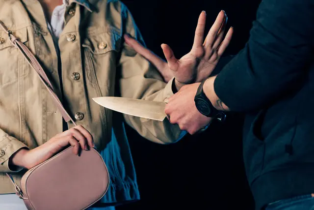 Polizeieinsatz in Wattens: Nach einem eskalierten Streit zwischen einem Paar wurde eine 37-jährige Frau mit einer schweren Stichverletzung in die Klinik Innsbruck gebracht, der 47-jährige Lebensgefährte wurde festgenommen. | Foto: smarterpix (Symbolbild)