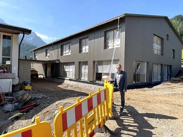 Bgm. Georg Hochfilzer vor der Kindergarten-Baustelle. | Foto: Klaus Kogler