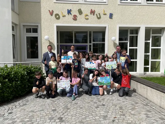 Die Schülerinnen und Schüler der 4A-Klasse der Volksschule Eugendorf präsentieren ihre selbst gestalteten Schilder für ein sauberes Eugendorf. | Foto: Marktgemeinde Eugendorf/Schroffner