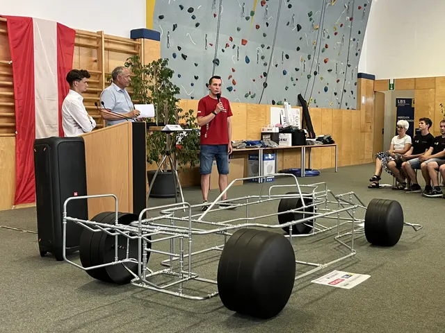 Der Austrian Skills Gewinner Marcel Riener (im roten T-Shirt) vor seinem aus C-Stahl gepressten WM-Auto. Er vertritt Österreich heuer bei den World Skills in Shangai. | Foto: Mag. Wilma Langer-Bruckner BEd.