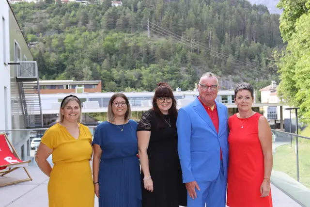 Drei Damen der Fakultäten-Servicestelle, im Bild zu sehen sind: Sonja Achenrainer, Claudia Rauch (sie ist von der Uni Innsbruck), Theresa Monz und Bettina Folie, neben ihr ist Peter Heimerl (Studienleiter Division Landeck).  | Foto: Elisabeth Zangerl