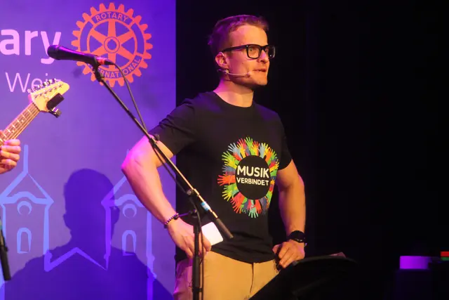 Kevin Lagler moderierte den Benefizabend des Rotary Club Weiz im Kunsthaus. | Foto: Josef Hofmüller