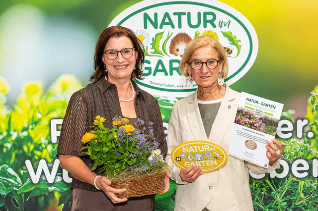 Amstetten: Umweltgemeinderätin Michaela Pfaffeneder und Landeshauptfrau Johanna Mikl-Leitner
 | Foto: „Natur im Garten“ / J. Ehn