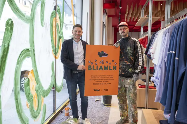 Martin Reiter (Geschäftsführer der Lebensraum Tirol Gruppe, li.) und der Tiroler Künstler HNRX (Maximilian Prantl) laden am 23.06.2026 zum Launch der exklusive Capsule Collection im Moments Tirol. | Foto: Lebensraum Tirol Gruppe / Berger