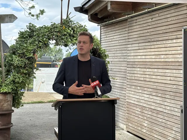 Stefan Kaineder appelliert daran, sich frühzeitig gegen Extremwetterlagen zu wappnen.  | Foto: MeinBezirk/Anja Kern