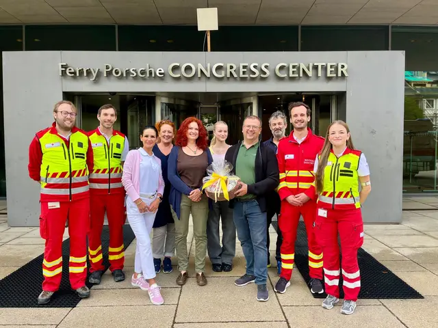 Das Team vom Ferry Porsche Congress Center mit Vertreterinnen und Vertretern des Roten Kreuzes. (v.l.): Thomas Hinterseer (Abteilungskommandant-Stellvertreter), Jörg Spraider (Abteilungskommandant Zell am See), Team des Ferry Porsche Congress Centers, Andreas Gröbl (Abteilungsausbildner), Leonie Schnitzler (Abteilungsausbildner- Stellvertreterin). | Foto: Rotes Kreuz Salzburg