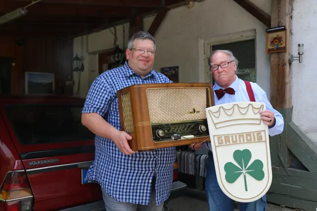 Michael Liftinger freute sich über den Besuch und die Geschenke von Rainer Berkenhoff aus Datteln. | Foto: MeinBezirk/Rabl