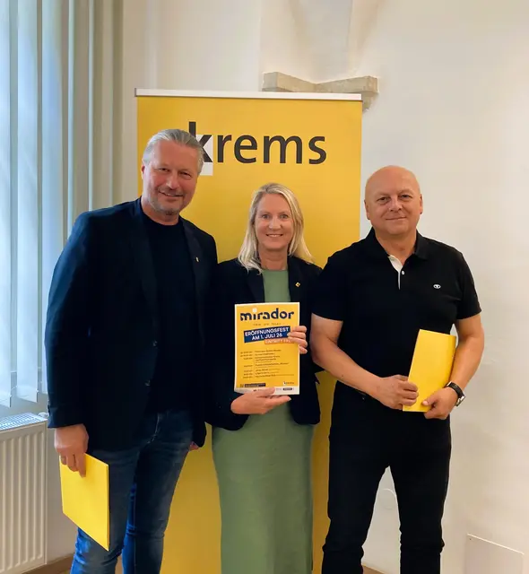 Bürgermeister Peter Molnar, Präsidialamtsleiterin Rosemarie Bachinger und Projektleiter und Geschäftsführer Roland Dewisch (Kremser Freizeitbetriebs GmbH) laden zum großen Eröffnungsfest für das neue Kremser Bad Mirador am 1. Juli  | Foto: em