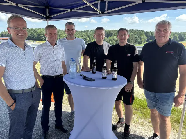 V. l.: Christian Hochegger (H&amp;S Kabeltechnik), Roman Hochegger (Aichinger &amp; Partner), Mark Böttinger (Böttinger Pflasterungen), Roman Auzinger, Christian Moser (beide Magtech) und Wolfgang Zauner (Aichinger). | Foto: David Ebner/MeinBezirk