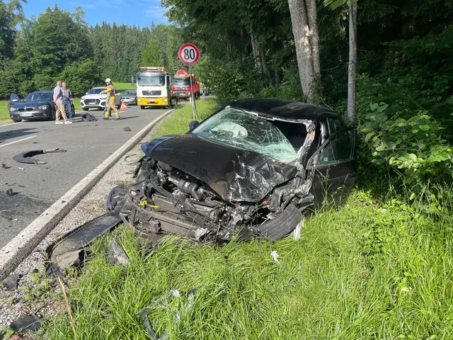 Der Pkw geriet in einer Kurve auf die Gegenfahrbahn und kollidierte mit einem entgegenkommenden Lkw. | Foto: ZOOM.TIROL