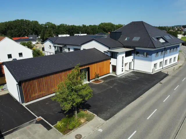 Das Dienstleistungszentrum mit dem nebenstehenden Gemeindesaal. | Foto: Gemeinde Neuhofen