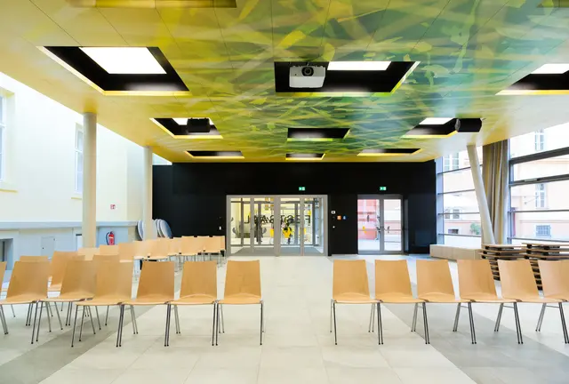 Ein Blick in die neu gebaute Aula, die in den Innenhof integriert wurde.
