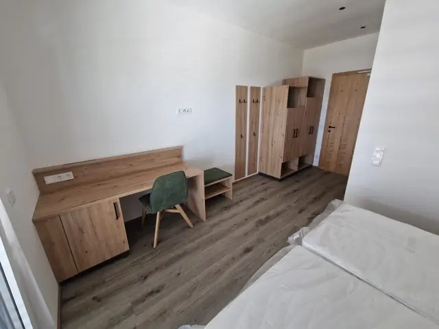 Auch in den Zimmern dominieren Holz-Elemente. | Foto: Gemeinde Hirschegg-Pack