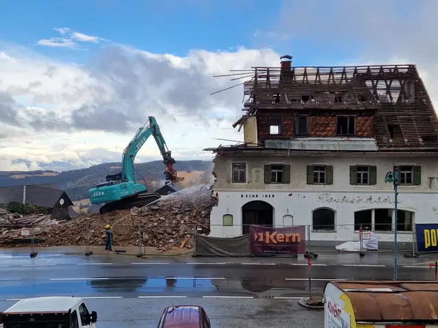 Das war ganz am Anfang, am Beginn der Abrissarbeiten. | Foto: Gemeinde Hirschegg-Pack