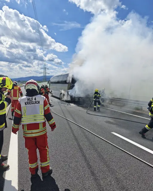 Ein Reisebus war am Donnerstag auf der S6 bei Langenwang in Brand geraten. | Foto: FF Langenwang