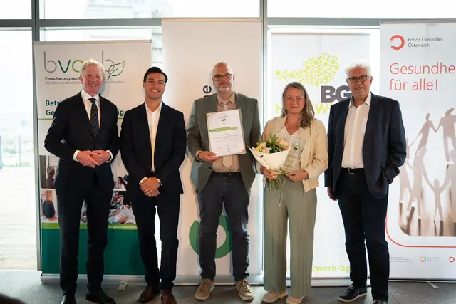 Geschäftsführer Michael Grath sowie Prokuristin und BGM-Leiterin Kathrin Podolan nahmen den Preis entgegen. | Foto: SAM GmbH