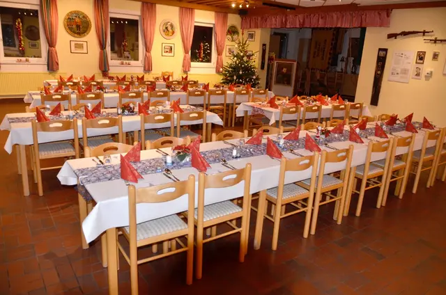 Auch das gehört dazu: Weihnachtsvorbereitungen und Deko im Schützenheim. | Foto: Birkl