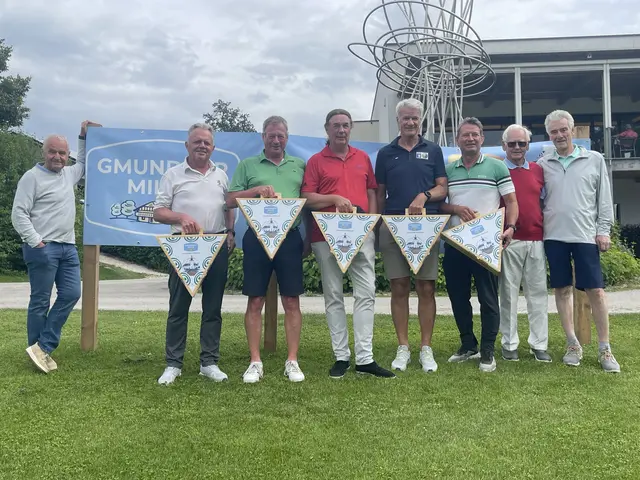 Rupert Pangerl, Günther Schmid, Michael Auinger, Turniersieger Jürgen Kellerhals, Franz Stöttinger, Thomas Nussbichler und die beiden verdienten Ehrenpräsidenten der Seniorenrallye Mitte Josef Bischof und Egbert Eichler (v.l.).  | Foto: Sepp Muhr