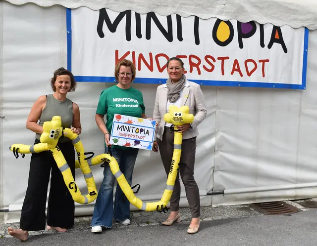 Marcella Wieland und Edith Bogensperger (Minitopia Kinderstadt Lungauer Kulturvereinigung), Martina Schlegel-Lanz (Landesdirektorin Öamtc Salzburg) (v.L.nR.) | Foto:  Öamtc Salzburg