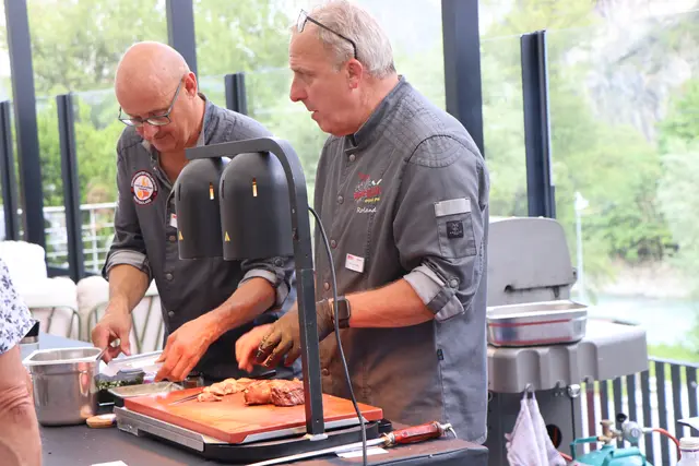 Grillstaatsmeister bei der Arbeit: Auch das gabs eim Genuss.Forum. | Foto: Thomas Seelos