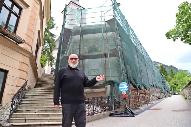 Alois Rockenschaub  bei der Stützmauer zur Pfarrkirche am Kirchenbühel. | Foto: Hörmandinger