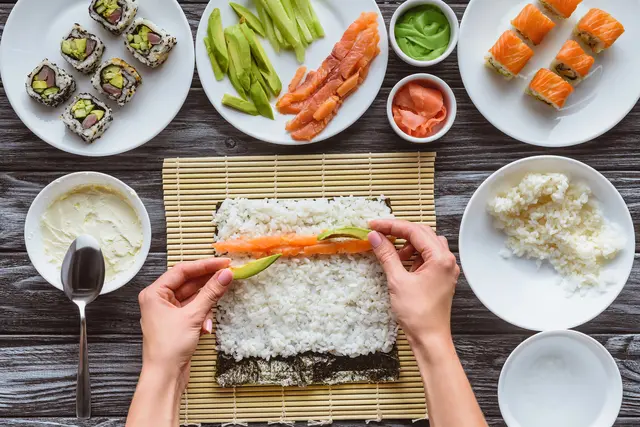 Im Mila Mitmach-Supermarkt können engagierte Hobby-Köche und Köchinnen beim Sushi rollen ausprobieren. Ziel ist es, gesunde Ernährung in entspannter Atmosphäre in Meidling erlebbar zu machen. (Symbolbild) | Foto: Panthermedia/VadimVasenin