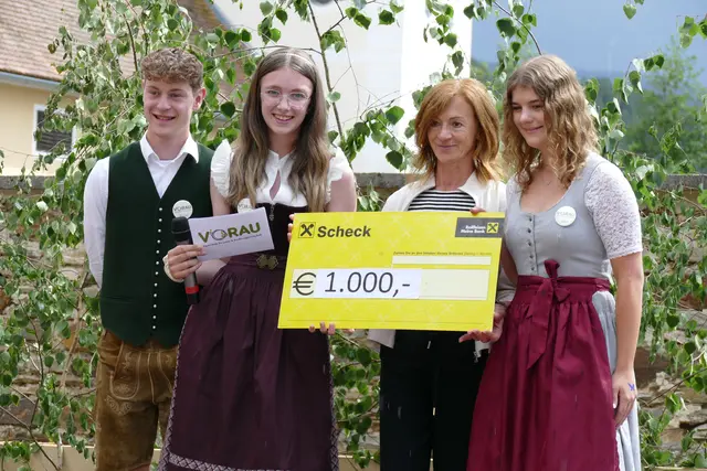 Zita Rath von Leib &amp; Söl übernahm den Gutschein aus den Händen der Schülerinnenund Schüler  | Foto: Putz