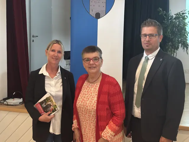 Tierschutzbeauftragte Pamela Zezula-Dettmann, TSA-Präsidentin Madeleine Petrovic und  Bürgermeister Florian Pfaffelmaier. | Foto: Schauer