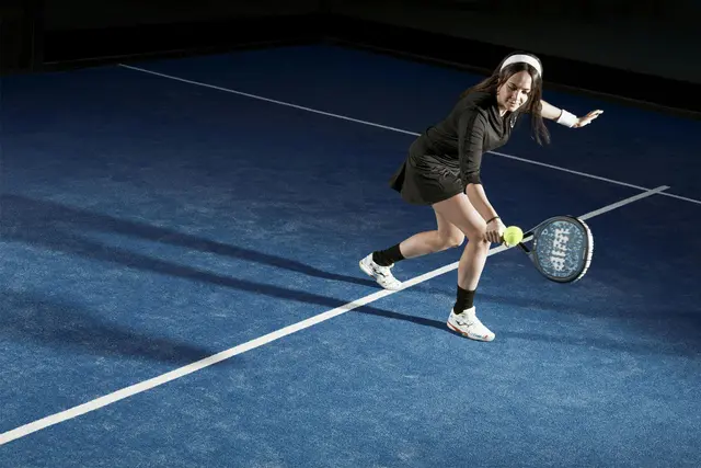 Das Spiel startet wie auch jedes Tennisspiel mit dem Aufschlag von unten in das diagonal liegende Aufschlagfeld der anderen Spielhälfte. | Foto: unsplash / Vincenzo Morelli