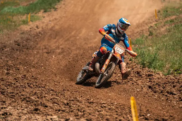 Nach einem durchwachsenen Saisonstart meldete sich der Oberdorfer Motocross-Fahrer Michael Lackner unter anderem mit Platz drei bei der Österreichischen Staatsmeisterschaft in Mehrnbach zurück.  | Foto: Lackner