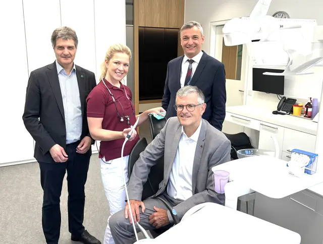 Martin Schaffenrath, Lara Hoppmann, Bernhard Wurzer, Klaus Winkler im neuen Ambulatorium. | Foto: Klaus Kogler