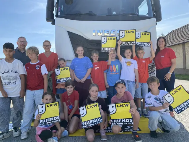 Markus Windtner (Hengl Mineral GmbH), Lehrerin Silvia Schuster und Tanja Kurzmann (Hengl Mineral GmbH) mit Kindern der 4a der Volksschule Gars am Kamp. | Foto: Sabrina Friedl-Steininger