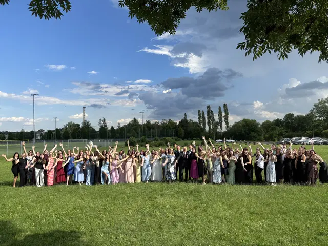 Mit viel Freude starten die Absolventinnen und Absolventen nun in einen neuen Lebensabschnitt. | Foto: Leonie Stanzel