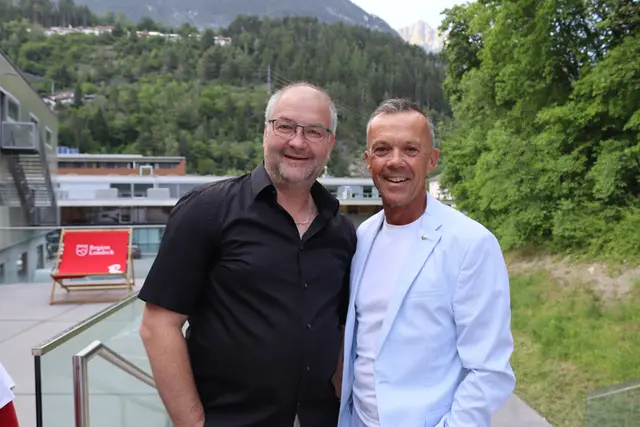 Der Grinner Franz Falch ist die „gute Seele des Hauses“ – er ist im Bereich Hausmeisterservice selbstständig und kümmert sich um den Campus Landeck, im Bild ist er mit Otmar Ladner, dem Bezirksstellenleiter der WK Landeck.  | Foto: Elisabeth Zangerl