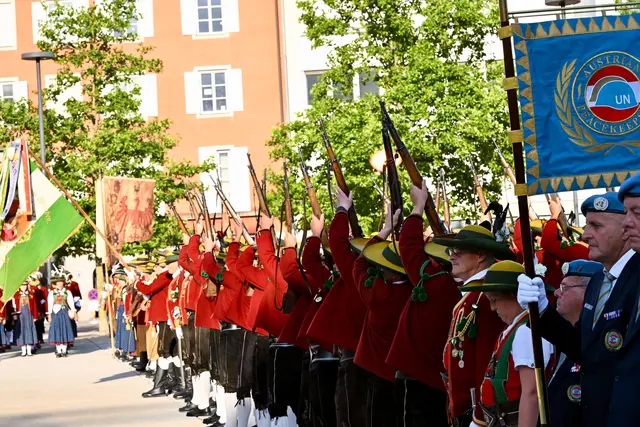 Perfekte Ehrensalve der Schützenkompanie Grinzens. | Foto: Hassl