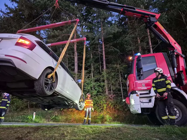 Der WLF-Kran der FF Voitsberg musste ein Unfallfahrzeug von der Straße wegheben. | Foto: FF Voitsberg