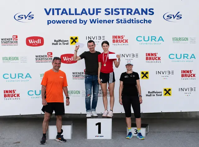 Siegerehrung der Tagesschnellsten:
vlnr. Christian Oberleiter, OK-Chef Vitallauf Sistrans; Markus Mitterdorfer, Tagessieger
Männer; Leonie Schröter, Tagessiegerin Damen; Martina Kofler, Obfrau SV Sistrans | Foto: SV Sistrans