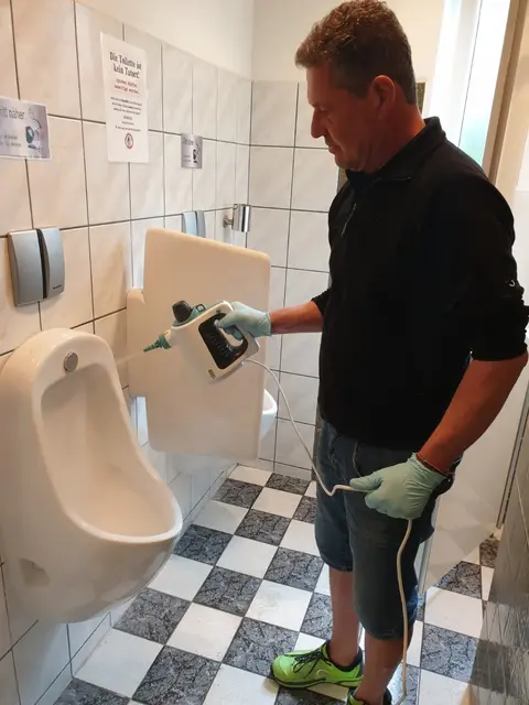 Auch die unliebsamen Arbeiten werden von dem Paar verrichtet. | Foto: Birkl