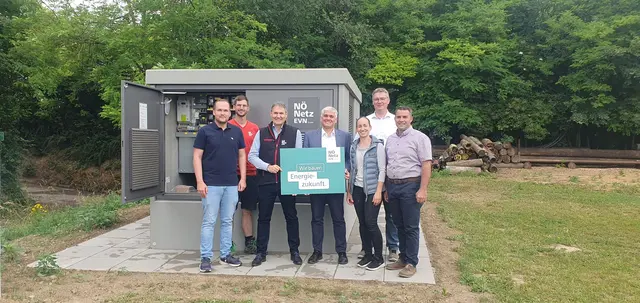 Philipp Olscher, Bauer Benedikt, Ronald Brechelmacher (alle Netz NÖ), Bürgermeister Elmar Schöberl, Gemeinderätin Sonja Dominkovics, Stadtrat Wolfgang Böhm, Vizebürgermeister Martin Bauer (v.l.n.r.) bei der Eröffnung.  | Foto: Netz NÖ