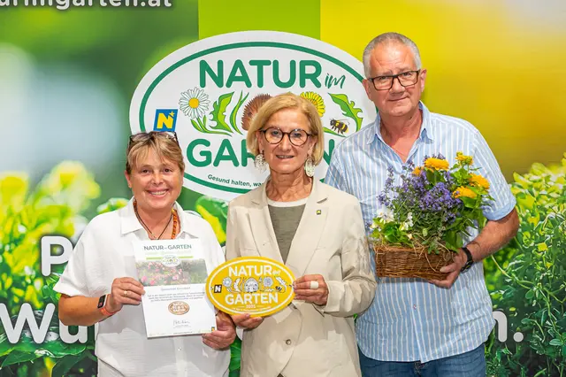 Ennsdorf: Geschäftsführende Gemeinderätin Sabine Auer, Landeshauptfrau Johanna Mikl-Leitner und Umweltgemeinderat Reinhold Auer. | Foto: „Natur im Garten“ / J. Ehn