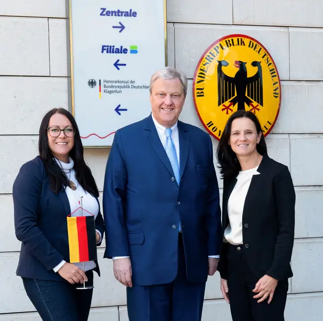 Antonia Ziegler (li.) und Angelika Dreier kümmern sich um die Anträge im Büro des Deutschen Honorarkonsuls.  | Foto: Caroline Knauder
