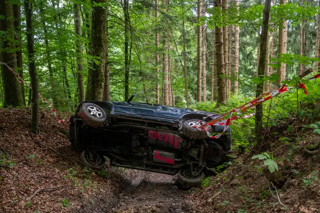 Angenommen wurde ein schwerer Verkehrsunfall während laufender Forstarbeiten.  | Foto: Team Fotokerschi