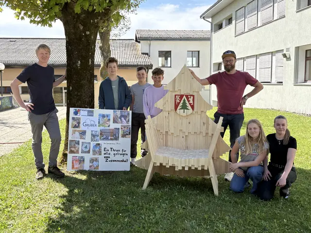 Unterstützt von Christian Maier von der Tischlerei Gruber in Taufkirchen an der Pram fertigten sie den "Samaskirchna Thron", der einen besonderen Bezug zum Heimatort St. Marienkirchen herstellt.  | Foto: TNMS St. Marienkirchen